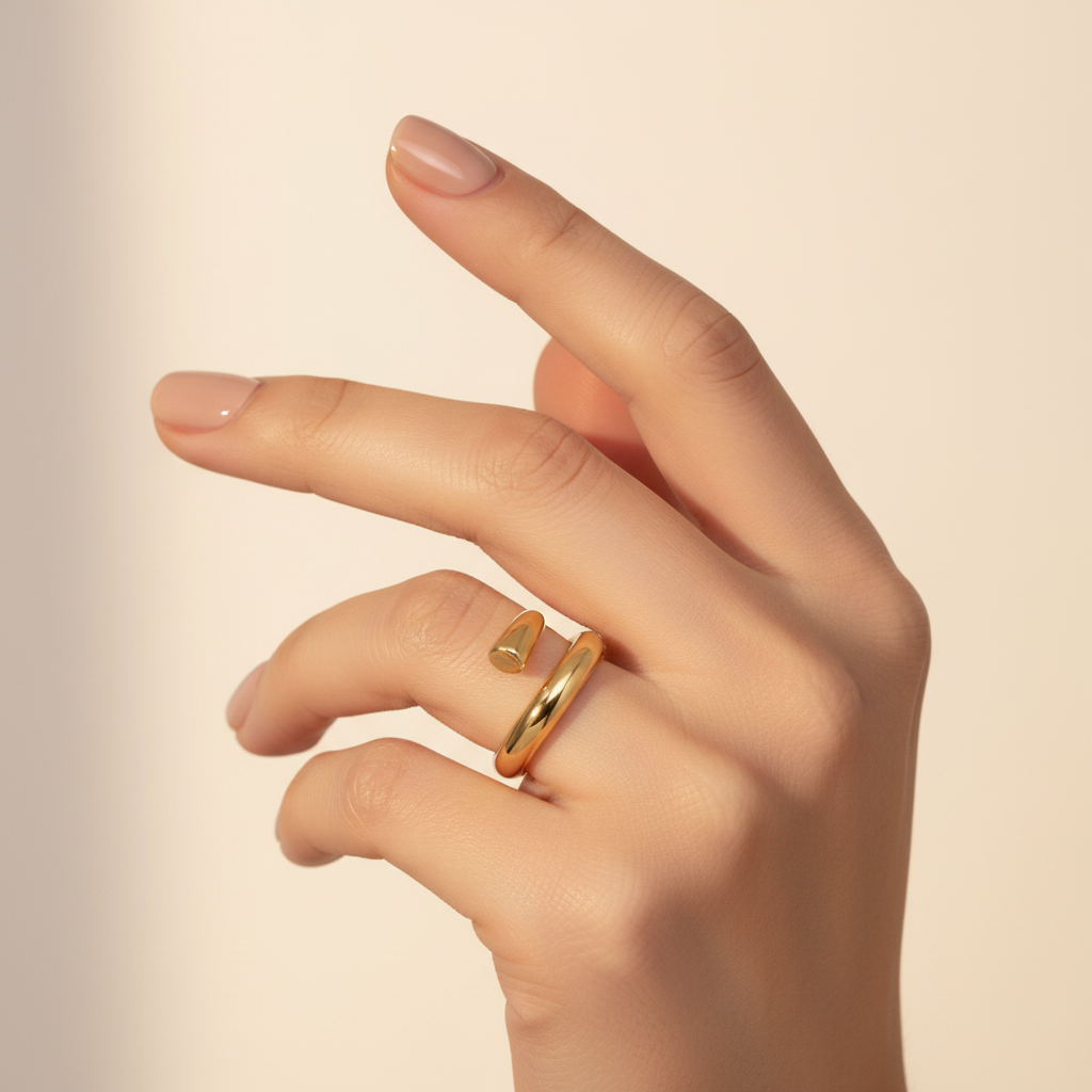 Bague clou dorée - Main élégante