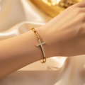 Bracelet Croix - Photo Lifestyle Élégante